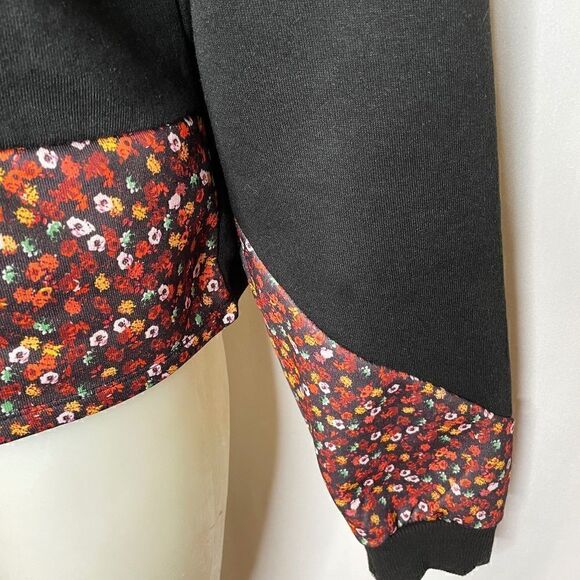 𝅺NWT Oversize Cut & Sew Black Floral Pop Over Fleece Top 💚🌻 - Picture 3 of 7
